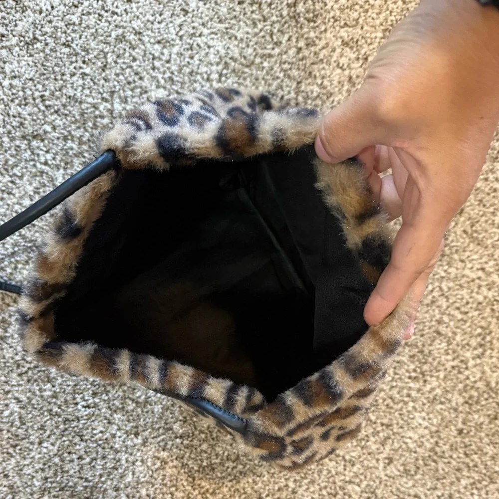 Leopard Print Faux Fur Shoulder Bag Like New - Picture 5 of 5